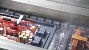 PCB amplifier with heatsinks and compact layout for car audio